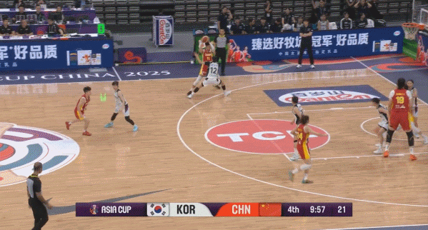 根本不丢！张子宇篮下面对两人包夹接球直接得分 目前8中8