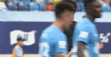 大雷哥怎么了！泰山半场0-1落后，王大雷蹲地垂头久久不愿起身