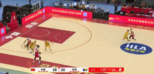 硬汉！李祥波垫步突破空中对抗拉杆上篮2+0！秀肌肉庆祝！